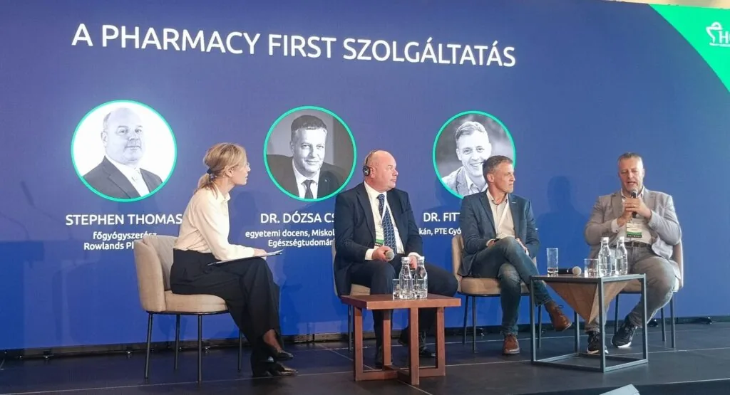 Dr. Dózsa Csaba panelbeszélgetésen vesz részt a Pharmacy First szolgáltatás hazai bevezetéséről a Gyógyszertár 2030 konferencián, 2025. május 7-én, a Budapest Marriott Hotelben. Dr. Csaba Dózsa participating in a panel discussion on implementing Pharmacy First services in Hungary at the Gyógyszertár 2030 conference on May 7, 2025, at the Budapest Marriott Hotel.